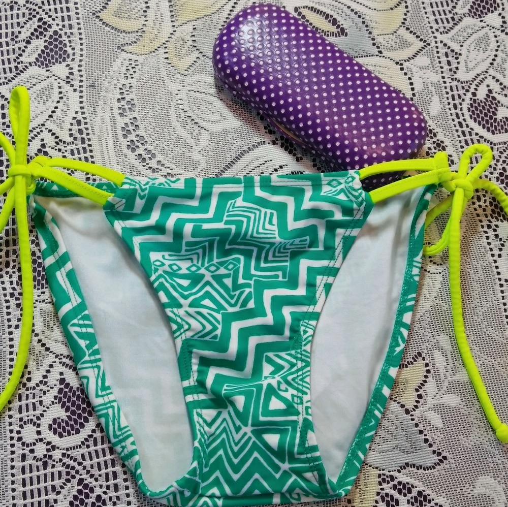 WET SEAL Geometric String Bikini Bottom